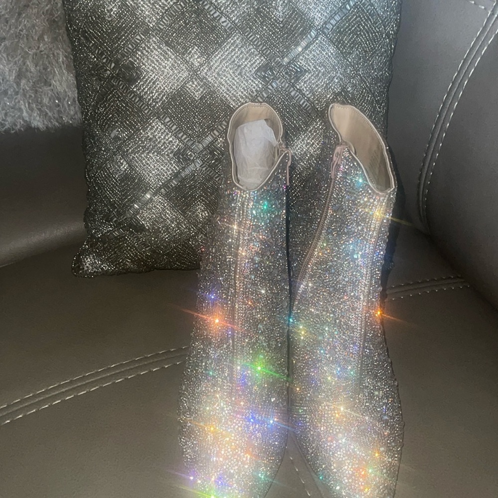 Sz 10 need a 10 1/2 can fit want zip all the way up the ankle, new and beautiful